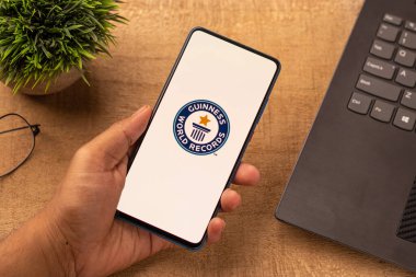 Assam, Hindistan - 10 Nisan 2021: Telefon ekranında Guinness Rekorlar Kitabı logosu.