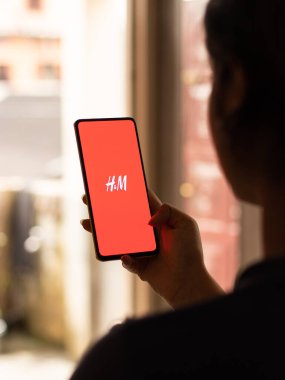 Telefon ekranındaki H & M logosu.