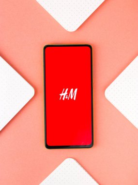 Telefon ekranındaki H & M logosu.