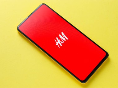 Telefon ekranındaki H & M logosu.