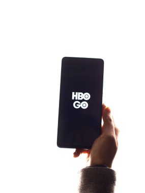 Assam, Hindistan - 31 Ocak 2021: HBO Telefon ekranında logo.