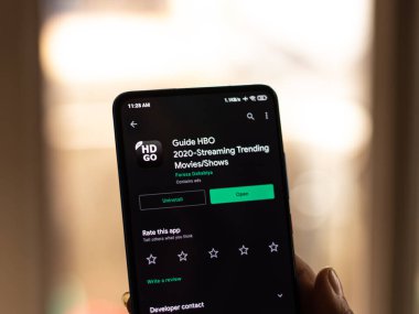 Assam, Hindistan - 31 Ocak 2021: HBO Telefon ekranında logo.