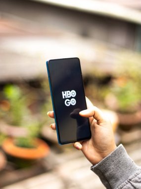 Assam, Hindistan - 31 Ocak 2021: HBO Telefon ekranında logo.
