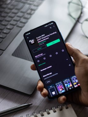 Assam, Hindistan - 31 Ocak 2021: HBO Telefon ekranında logo.