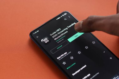 Assam, Hindistan - 31 Ocak 2021: HBO Telefon ekranında logo.