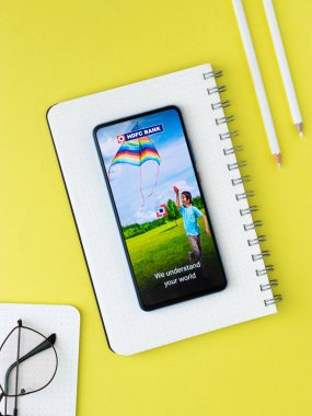 Assam, Hindistan - 18 Temmuz 2020: HDFC logosu Hindistan 'ın en büyük bankası.