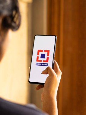 Assam, Hindistan - 18 Temmuz 2020: HDFC logosu Hindistan 'ın en büyük bankası.