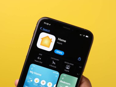 Assam, Hindistan - 30 Mart 2021: Telefon ekranında Apple HomeKit logosu.