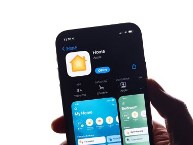 Assam, Hindistan - 30 Mart 2021: Telefon ekranında Apple HomeKit logosu.