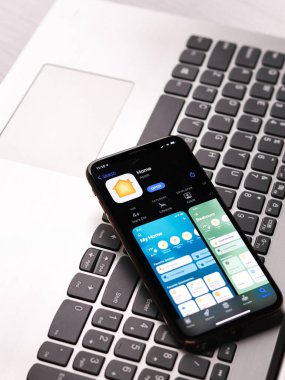 Assam, Hindistan - 30 Mart 2021: Telefon ekranında Apple HomeKit logosu.