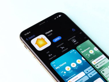 Assam, Hindistan - 30 Mart 2021: Telefon ekranında Apple HomeKit logosu.