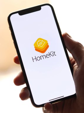 Assam, Hindistan - 30 Mart 2021: Telefon ekranında Apple HomeKit logosu.
