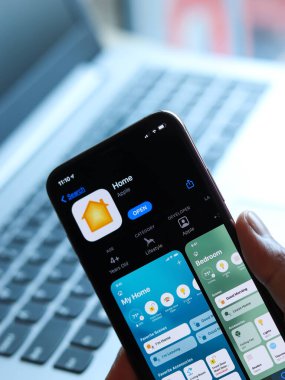 Assam, Hindistan - 30 Mart 2021: Telefon ekranında Apple HomeKit logosu.