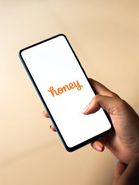 Assam, Hindistan - 20 Aralık 2020: Telefon ekranında bal logosu.