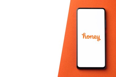 Assam, Hindistan - 20 Aralık 2020: Telefon ekranında bal logosu.