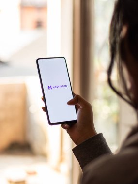 Assam, Hindistan - 15 Ocak 2020: Telefon ekranında Hostinger logosu.