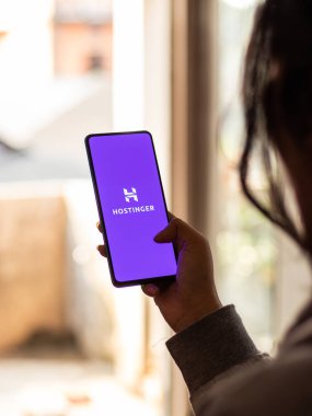 Assam, Hindistan - 15 Ocak 2020: Telefon ekranında Hostinger logosu.