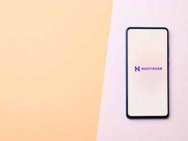 Assam, Hindistan - 15 Ocak 2020: Telefon ekranında Hostinger logosu.
