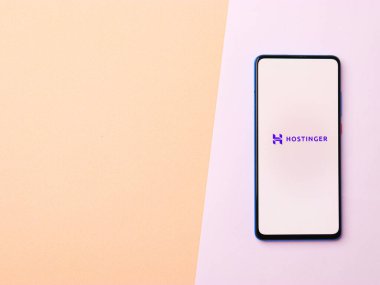 Assam, Hindistan - 15 Ocak 2020: Telefon ekranında Hostinger logosu.