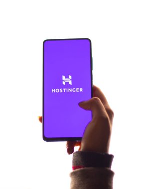 Assam, Hindistan - 15 Ocak 2020: Telefon ekranında Hostinger logosu.