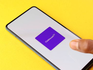 Assam, Hindistan - 15 Ocak 2020: Telefon ekranında Hostinger logosu.