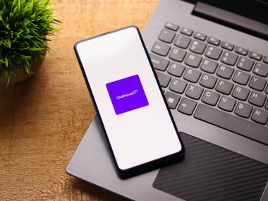 Assam, Hindistan - 15 Ocak 2020: Telefon ekranında Hostinger logosu.