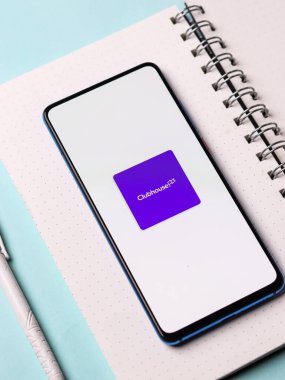 Assam, Hindistan - 15 Ocak 2020: Telefon ekranında Hostinger logosu.