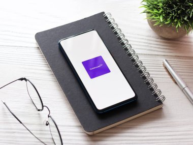 Assam, Hindistan - 15 Ocak 2020: Telefon ekranında Hostinger logosu.