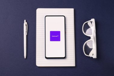 Assam, Hindistan - 15 Ocak 2020: Telefon ekranında Hostinger logosu.