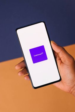 Assam, Hindistan - 15 Ocak 2020: Telefon ekranında Hostinger logosu.