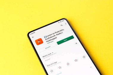 Assam, Hindistan - 10 Nisan 2021: Telefon ekranında Hubhopper logosu.