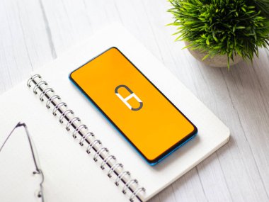 Assam, Hindistan - 10 Nisan 2021: Telefon ekranında Hubhopper logosu.