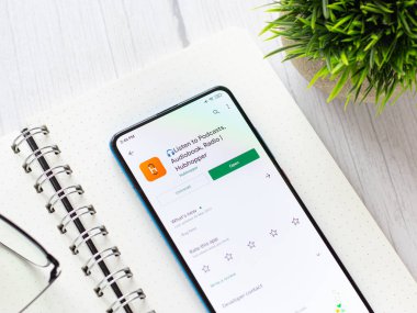Assam, Hindistan - 10 Nisan 2021: Telefon ekranında Hubhopper logosu.