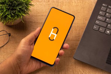 Assam, Hindistan - 10 Nisan 2021: Telefon ekranında Hubhopper logosu.