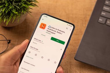 Assam, Hindistan - 10 Nisan 2021: Telefon ekranında Hubhopper logosu.