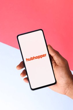 Assam, Hindistan - 10 Nisan 2021: Telefon ekranında Hubhopper logosu.