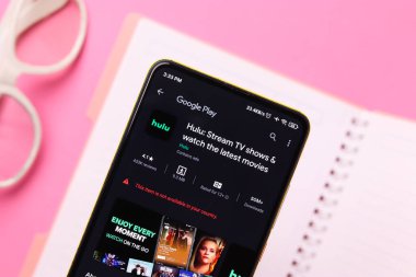 Assam, Hindistan - 29 Ekim 2020: Telefon ekranında Hulu logosu.