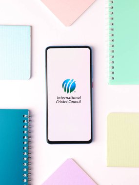 Assam, Hindistan - 27 Ağustos 2020: Telefon ekranı görüntüsünde ICC logosu.