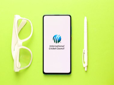 Assam, Hindistan - 27 Ağustos 2020: Telefon ekranı görüntüsünde ICC logosu.