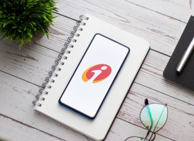 Batı Bangal, Hindistan - 21 Ağustos 2021: Telefon ekranında Icici imobile logosu.