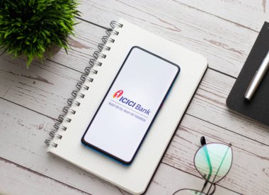 Batı Bangal, Hindistan - 21 Ağustos 2021: Telefon ekranında Icici imobile logosu.