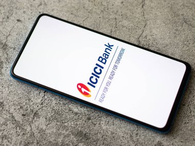 Batı Bangal, Hindistan - 21 Ağustos 2021: Telefon ekranında Icici imobile logosu.