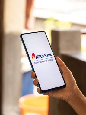 Batı Bangal, Hindistan - 21 Ağustos 2021: Telefon ekranında Icici imobile logosu.