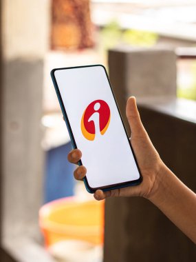 Batı Bangal, Hindistan - 21 Ağustos 2021: Telefon ekranında Icici imobile logosu.