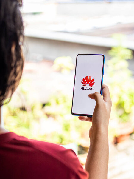 Логотип Huawei на экране телефона.