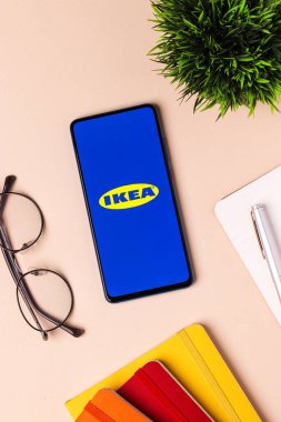 Assam, Hindistan - 20 Aralık 2020: Telefon ekranında Ikea logosu.