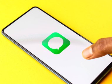 Assam, Hindistan - 19 Şubat 2021: iMessage logosu telefon ekranı görüntüsü.