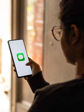 Assam, Hindistan - 19 Şubat 2021: iMessage logosu telefon ekranı görüntüsü.