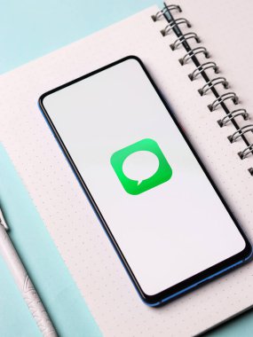 Assam, Hindistan - 19 Şubat 2021: iMessage logosu telefon ekranı görüntüsü.