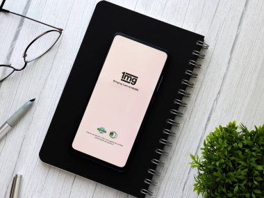 Assam, Hindistan - 29 Kasım 2020: 1 mg telefon ekranı görüntüsü logosu.